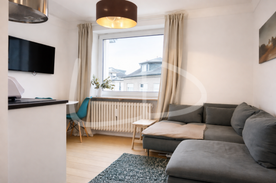 Salon lumineux et moderne en journée.png